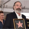 Mandy Patinkin c�l�bre son �toile sur le Walk of Fame !